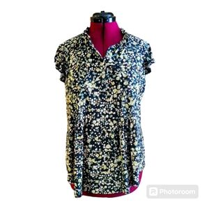 Like new Ava & Grace ruffle short sleeve blouse